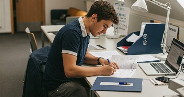 Étudiant réalisant des démarches administratives