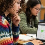 Étudiante devant son calendrier Outlook
